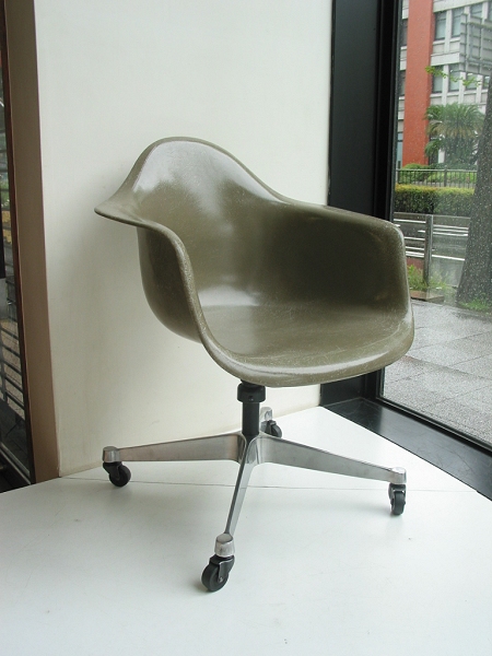 Eames arm shell / Caster base