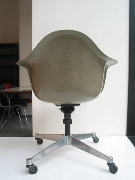 Eames arm shell / Caster base