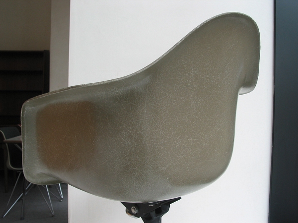 Eames arm shell / Caster base