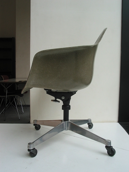 Eames arm shell / Caster base