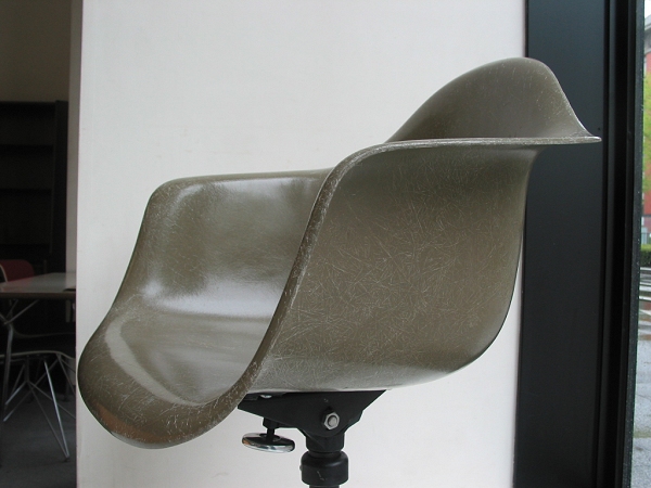 Eames arm shell / Caster base
