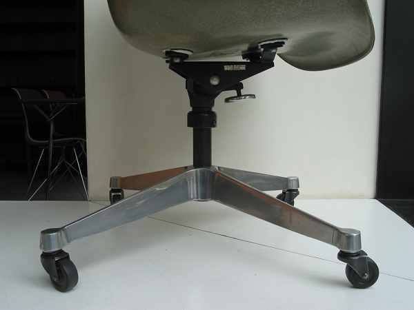 Eames arm shell / Caster base