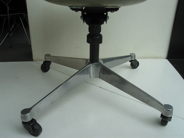 Eames arm shell / Caster base