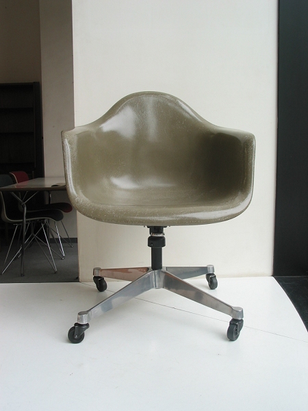 Eames arm shell / Caster base