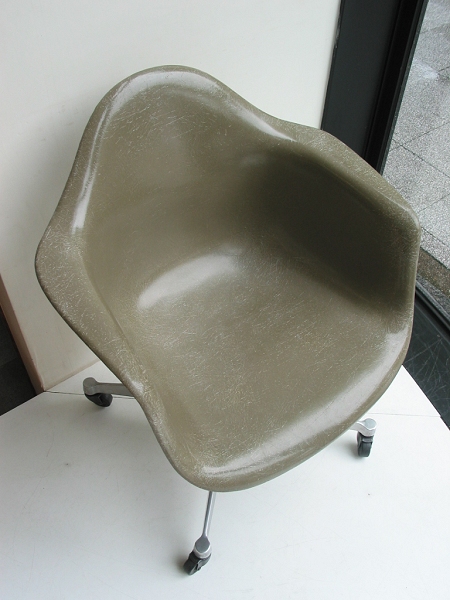 Eames arm shell / Caster base
