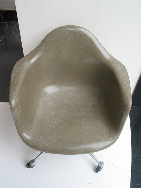 Eames arm shell / Caster base