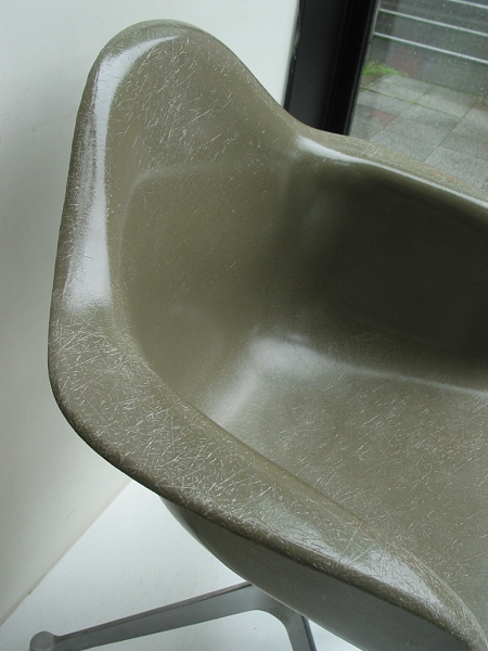 Eames arm shell / Caster base