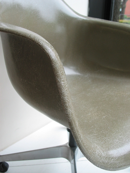 Eames arm shell / Caster base