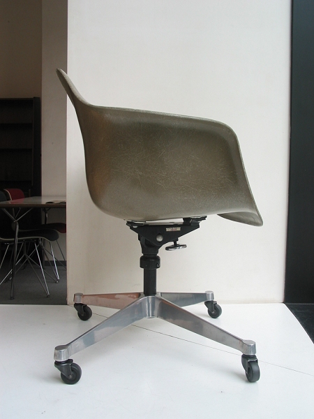 Eames arm shell / Caster base