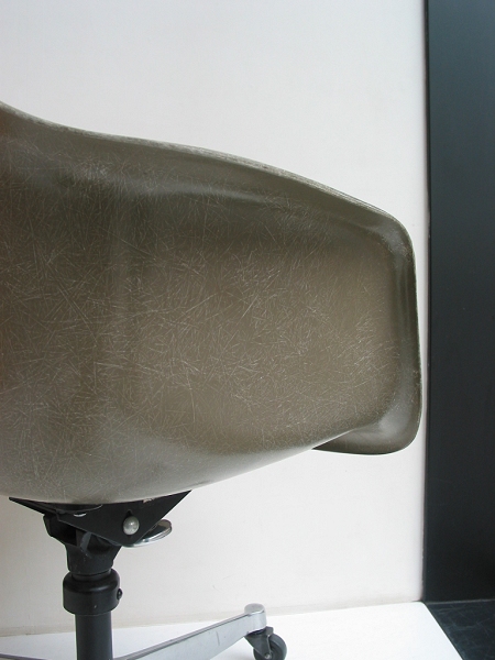 Eames arm shell / Caster base