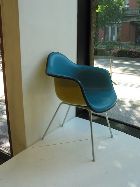 Eames arm shell / H base(Wall guard)