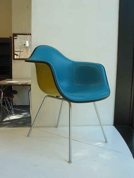 Eames arm shell / H base(Wall guard)