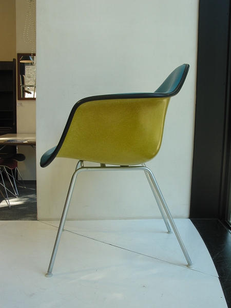 Eames arm shell / H base(Wall guard)