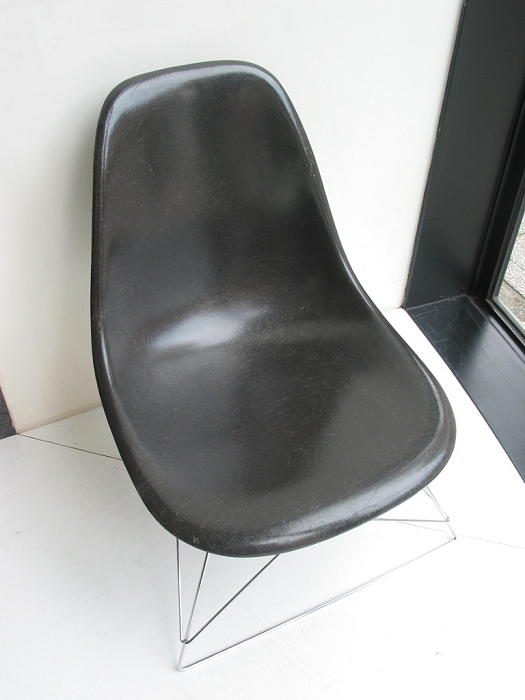 Eames side shell�@�`���R�[���O���[