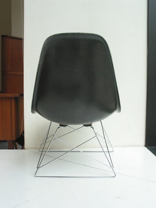 Eames side shell�@�`���R�[���O���[
