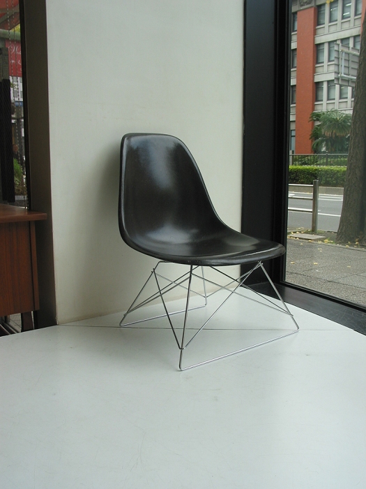 Eames side shell�@�`���R�[���O���[