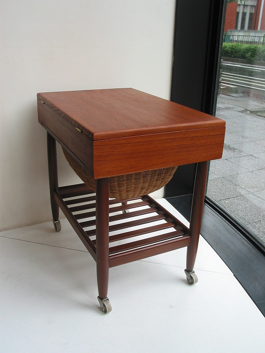 �k���Ƌ�@Sewing box