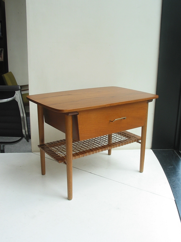 �k���Ƌ�@Sewing table