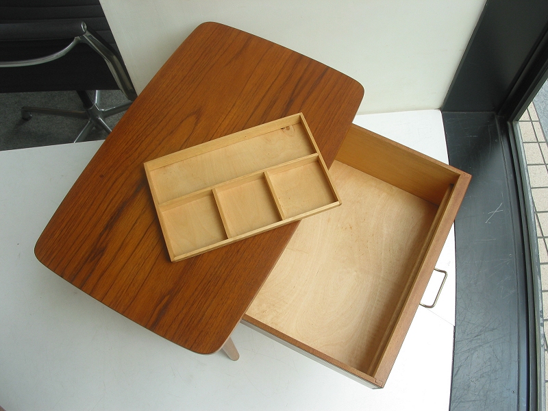 �k���Ƌ�@Sewing table