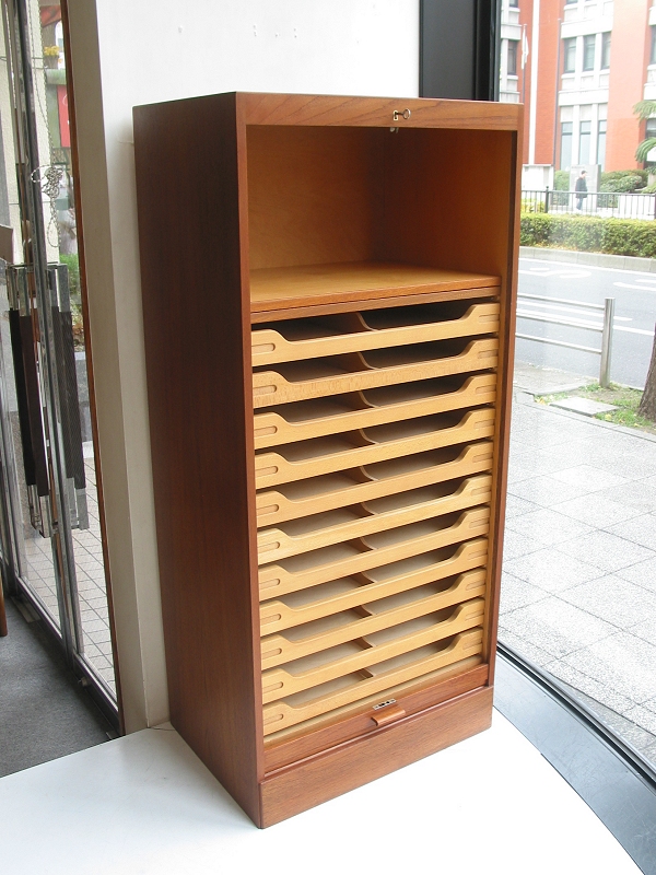 ビンテージ北欧家具 / チーク材を使用した蛇腹のキャビネット（書類