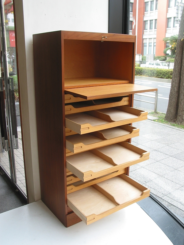 ビンテージ北欧家具 / チーク材を使用した蛇腹のキャビネット（書類