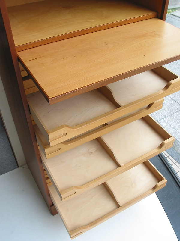 ビンテージ北欧家具 / チーク材を使用した蛇腹のキャビネット（書類