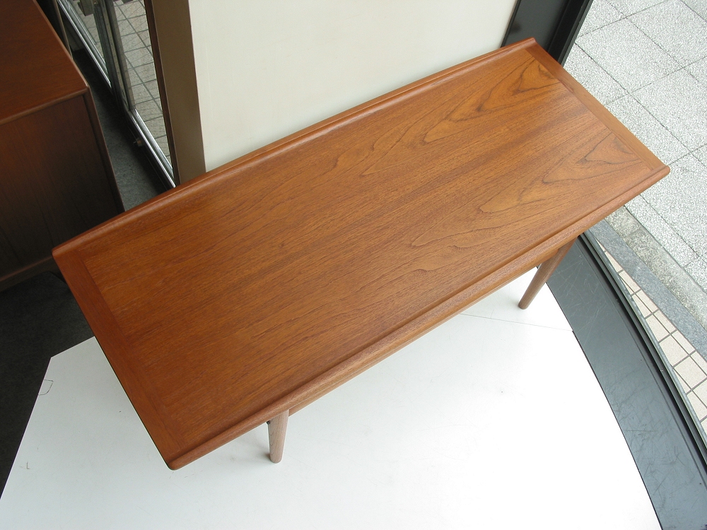 �k���Ƌ�@Center table / Grete Jalk