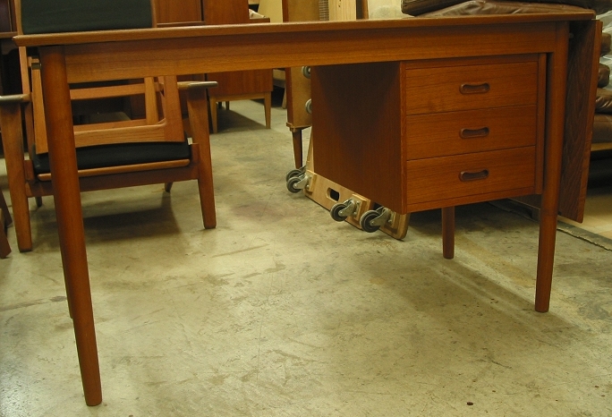 kƋ@Arne vodder(Al Hb^[) DeskifXNj