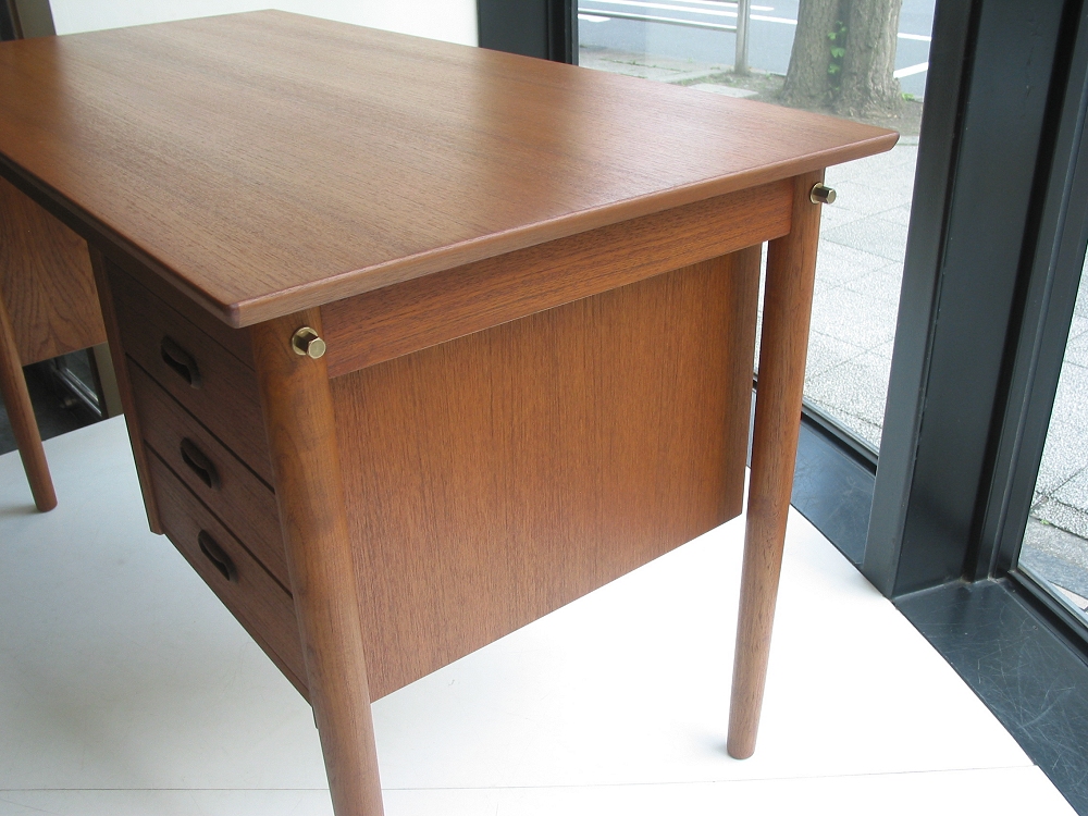 kƋ@Arne vodder(Al Hb^[) DeskifXNj