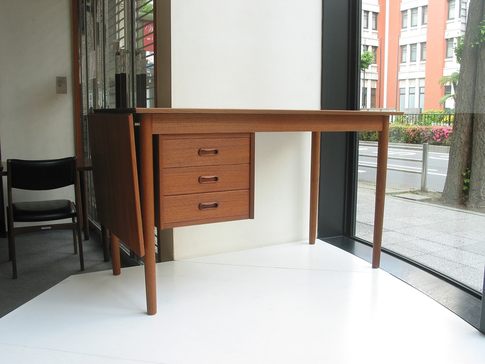 kƋ@Arne vodder(Al Hb^[) DeskifXNj