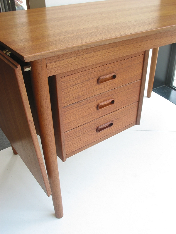 kƋ@Arne vodder(Al Hb^[) DeskifXNj