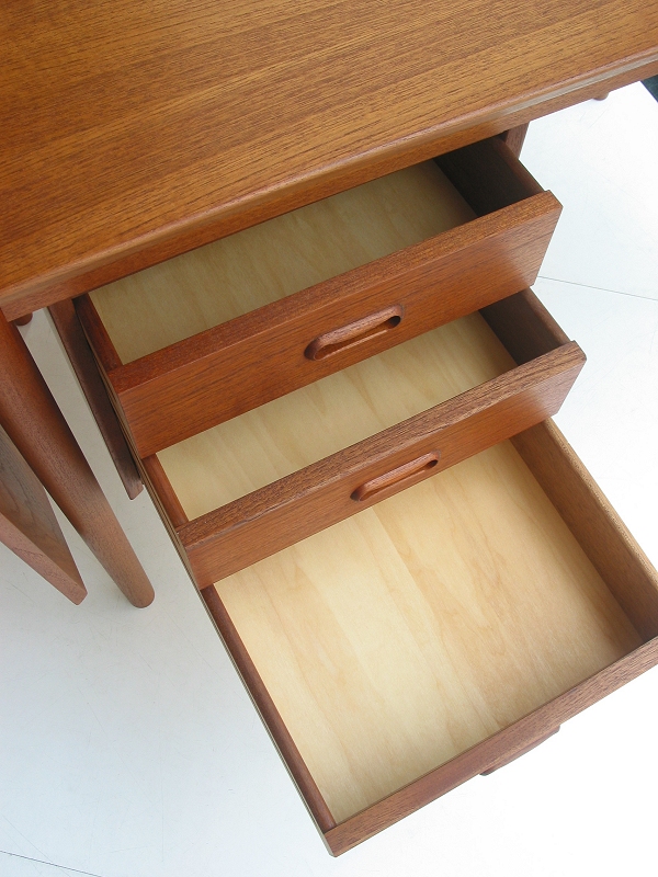 kƋ@Arne vodder(Al Hb^[) DeskifXNj