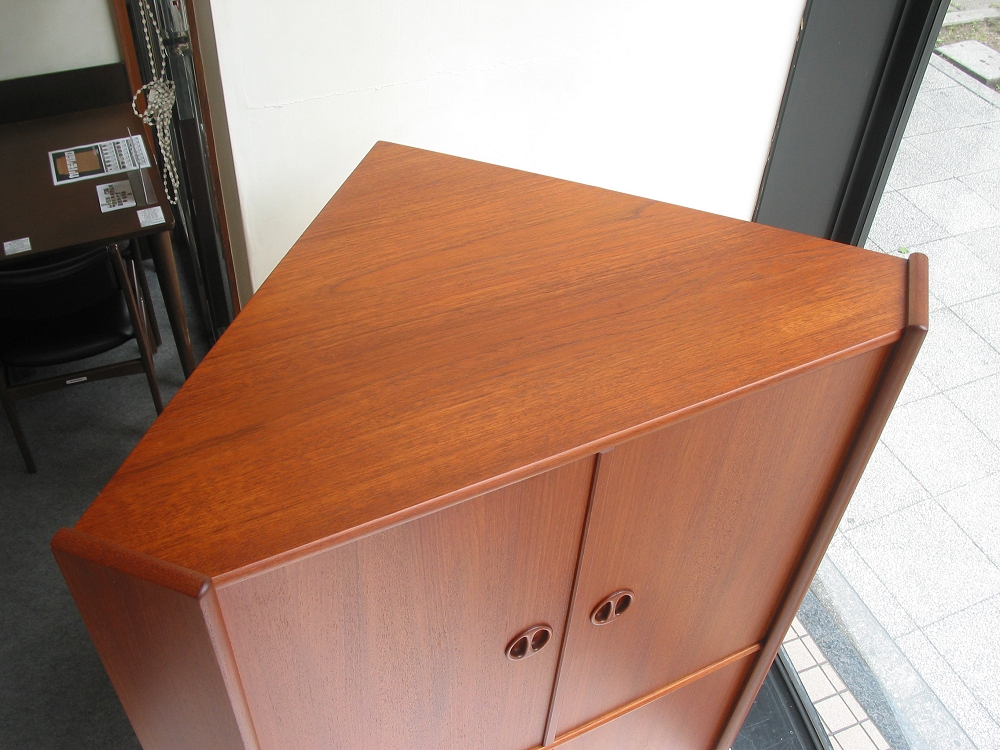 �k���Ƌ�@Corner cabinet�@�R�[�i�[�L���r�l�b�g