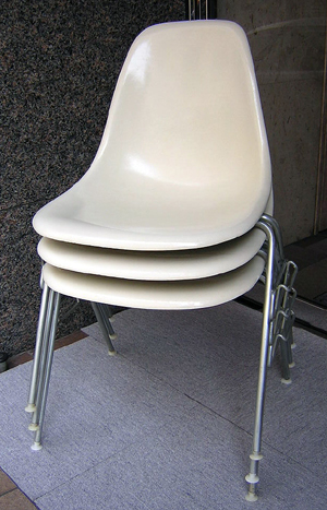 EAMES Side Shell �X�^�b�L���O�x�[�X (�z���C�g)