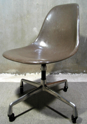 EAMES Side Shell caster�x�[�X(���C�g�u���E��)