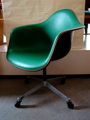 EAMES Arm Shell Casterベース (Nauga green ×Navy)