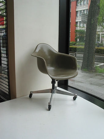 Eames arm shell Caster base