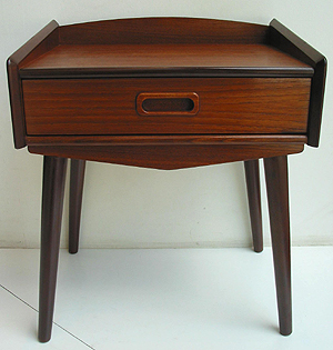 Night stand / �k���Ƌ� �f���}�[�N�Ƌ�