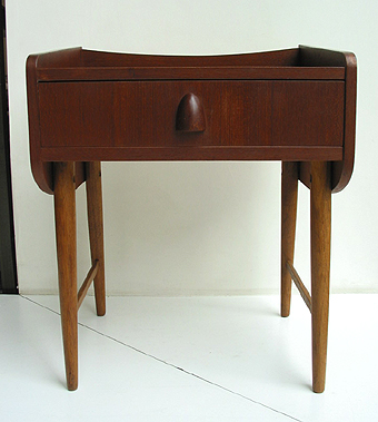 Night stand / �k���Ƌ� �f���}�[�N�Ƌ�