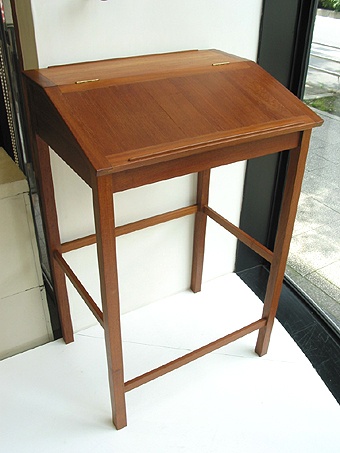 Standing desk / �k���Ƌ� �f���}�[�N�Ƌ�