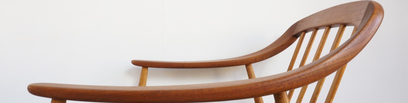 1954年頃にイルム・ヴィッケルソによってデザインされたソーレン・ウィラッドセン製の無垢削り出しによるフレームの有機的な曲線が美しい大変貴重なビンテージのイージーチェア。