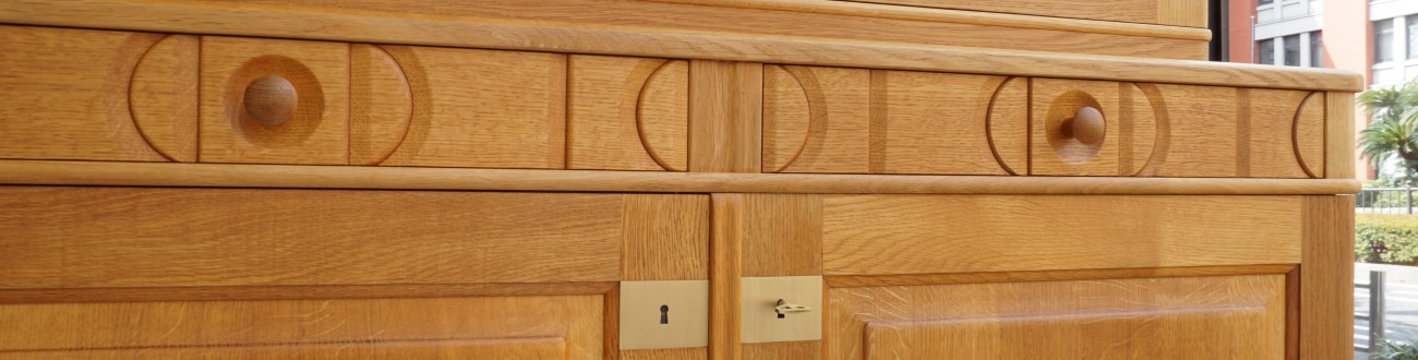 Carl Malmsten mobel komponerad Oak Cabinet / カール・マルムステンのデザインによるビンテージのキャビネット（オーク材）を店舗に展示致しました。