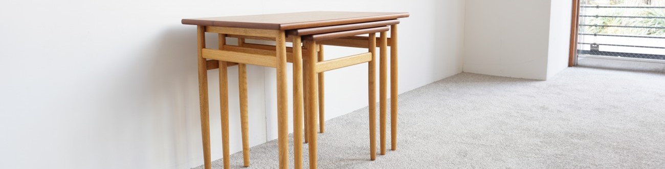 チーク×オークのコンビネーションと細めで繊細な脚部が美しいヴィンテージ北欧家具のネストテーブル。