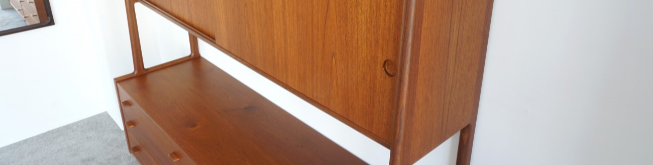 1960年に製造されたRYモブラー社製されたハンスウェグナーのデザインによる貴重なビンテージのRY20チークキャビネットです。