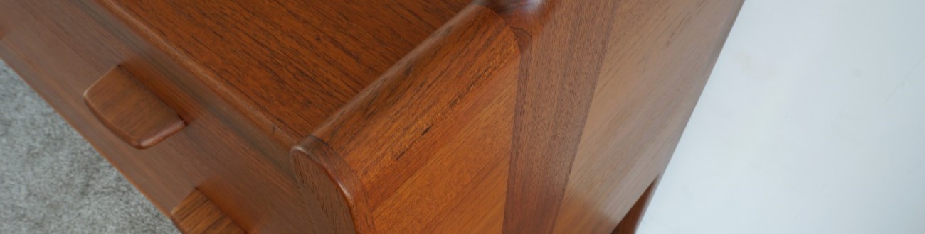 RY20は贅沢に組みこんだ無垢チーク材の長いフレームと突板を組み合わせた側面・脚部の意匠が非常に美しいキャビネットです。