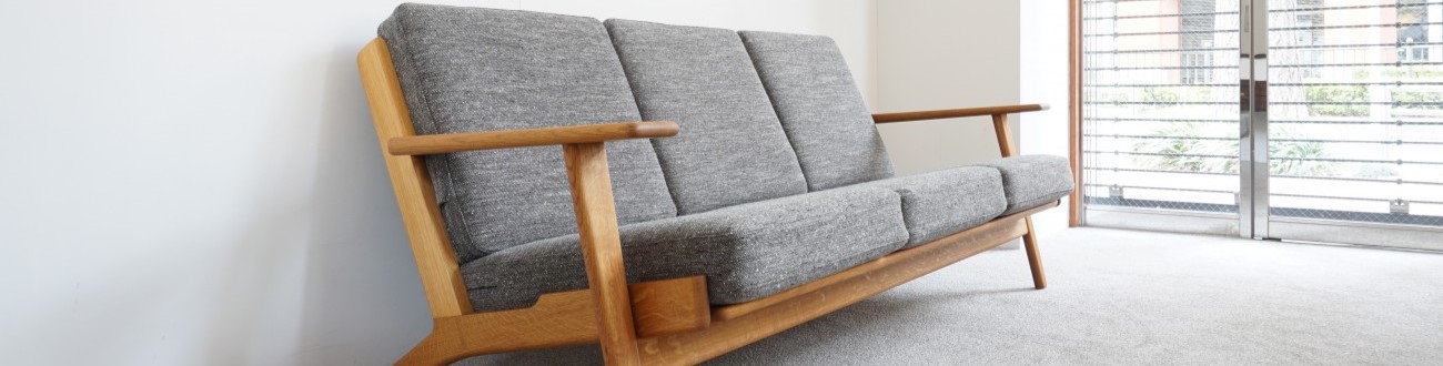 Hans J.Wegner GE290-3 sofa Oak GETAMA ハンス・ウェグナーデザイン・ゲタマ社製ビンテージの3シーターソファのオーク材を展示中です。