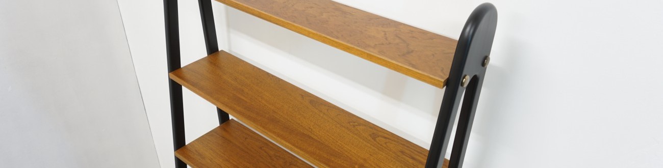 1864年創業のスウェーデンの高級百貨店Ferd. Lundquist & Co.の為に製造された北欧ビンテージのオープンシェルフ