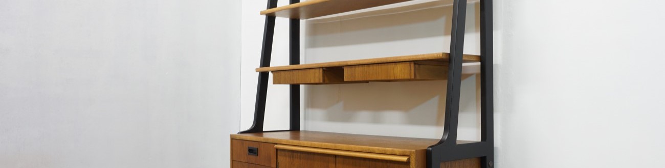 北欧ビンテージのオープンシェルフ。ブラックでアーチ状のフレームと細かい機能性、背板もチーク材が張られていますのでお部屋を緩く仕切る間仕切りとしても。