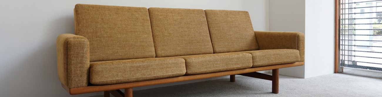 ハンス・ウェグナーデザインによるゲタマ社製ビンテージのGE236 オーク材 Hans J.Wegner sofa Oak GETAMA（ビンテージ北欧家具）を店舗に展示致しました。