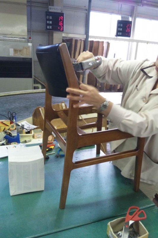 アームレスダイニングチェアの背もたれの生地張りの様子